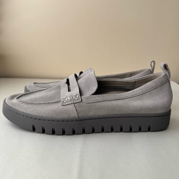 VIONIC Uptown Penny Loafer in Light Gray Suede Size 11 - Picture 13 of 15